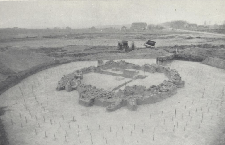 Opgraving in 1946 (rechts de Zuidbargerstraat/Ericasestraat, richting Emmen) Bron: NDVA 1948